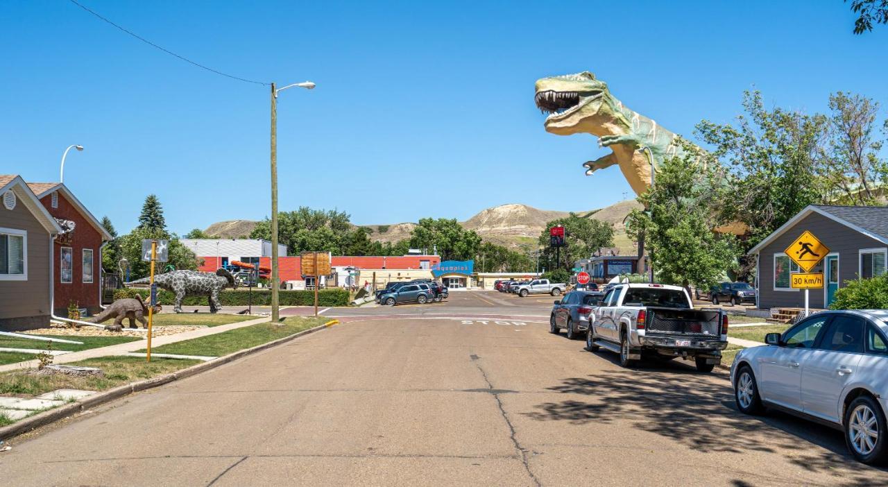 Raptor Retreat L Central L Big Dinosaur L Sleeps 9 Drumheller Exteriör bild